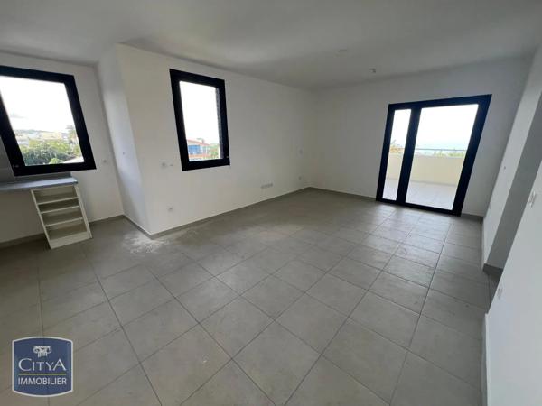 Appartement à louer 2 pièces 55.9m² Le Tampon (97430)