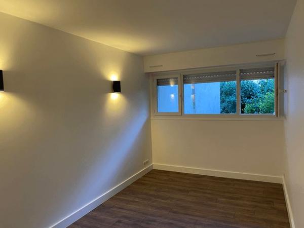 Local commercial 3 pièces T3 F3 65.4 m² à Les Ulis 64 RESIDENCE COURDIMANCHE 91940 à louer