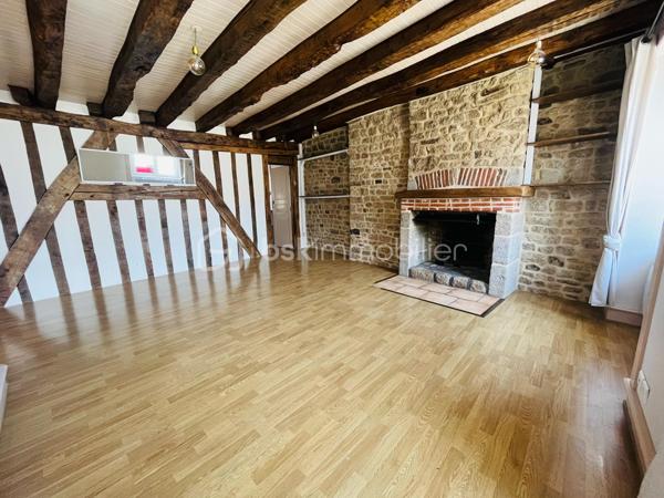 Au 2ème et dernier étage, un appartement duplex comprenant une entrée, une belle pièce de vie avec mur en pierres et poutres apparentes, cuisine aménagée et équipée, 2 chambres, dégagement avec rangements, salle d’eau et wc indépendant.
Une 3ème chambre avec rangements à l’étage.
Cave au sous-sol.
Chauffage électrique, menuiseries PVC double vitrage, copropriété calme.
Un appartement plein de charme dans le centre historique !