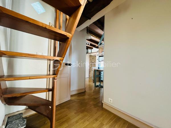 Au 2ème et dernier étage, un appartement duplex comprenant une entrée, une belle pièce de vie avec mur en pierres et poutres apparentes, cuisine aménagée et équipée, 2 chambres, dégagement avec rangements, salle d’eau et wc indépendant.
Une 3ème chambre avec rangements à l’étage.
Cave au sous-sol.
Chauffage électrique, menuiseries PVC double vitrage, copropriété calme.
Un appartement plein de charme dans le centre historique !