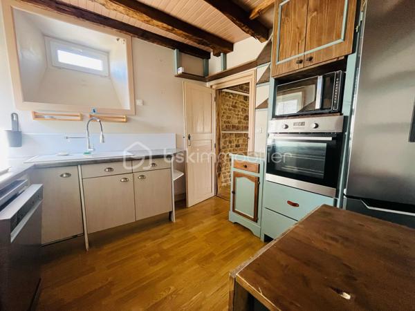 Au 2ème et dernier étage, un appartement duplex comprenant une entrée, une belle pièce de vie avec mur en pierres et poutres apparentes, cuisine aménagée et équipée, 2 chambres, dégagement avec rangements, salle d’eau et wc indépendant.
Une 3ème chambre avec rangements à l’étage.
Cave au sous-sol.
Chauffage électrique, menuiseries PVC double vitrage, copropriété calme.
Un appartement plein de charme dans le centre historique !