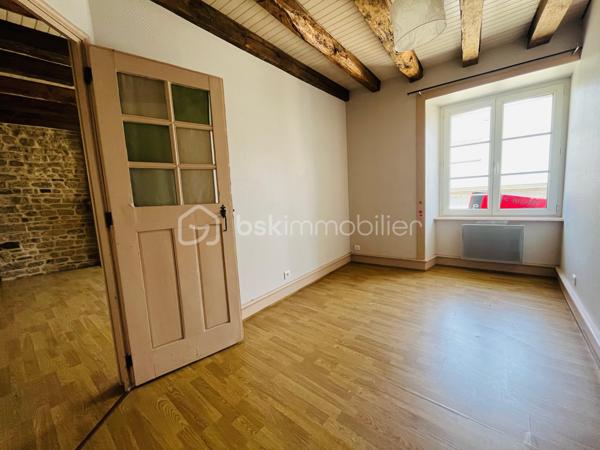 Au 2ème et dernier étage, un appartement duplex comprenant une entrée, une belle pièce de vie avec mur en pierres et poutres apparentes, cuisine aménagée et équipée, 2 chambres, dégagement avec rangements, salle d’eau et wc indépendant.
Une 3ème chambre avec rangements à l’étage.
Cave au sous-sol.
Chauffage électrique, menuiseries PVC double vitrage, copropriété calme.
Un appartement plein de charme dans le centre historique !