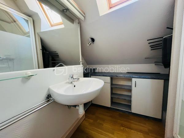 Au 2ème et dernier étage, un appartement duplex comprenant une entrée, une belle pièce de vie avec mur en pierres et poutres apparentes, cuisine aménagée et équipée, 2 chambres, dégagement avec rangements, salle d’eau et wc indépendant.
Une 3ème chambre avec rangements à l’étage.
Cave au sous-sol.
Chauffage électrique, menuiseries PVC double vitrage, copropriété calme.
Un appartement plein de charme dans le centre historique !