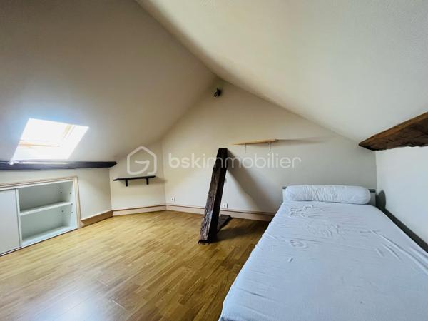 Au 2ème et dernier étage, un appartement duplex comprenant une entrée, une belle pièce de vie avec mur en pierres et poutres apparentes, cuisine aménagée et équipée, 2 chambres, dégagement avec rangements, salle d’eau et wc indépendant.
Une 3ème chambre avec rangements à l’étage.
Cave au sous-sol.
Chauffage électrique, menuiseries PVC double vitrage, copropriété calme.
Un appartement plein de charme dans le centre historique !