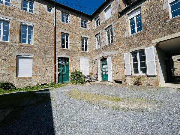Au 2ème et dernier étage, un appartement duplex comprenant une entrée, une belle pièce de vie avec mur en pierres et poutres apparentes, cuisine aménagée et équipée, 2 chambres, dégagement avec rangements, salle d’eau et wc indépendant.
Une 3ème chambre avec rangements à l’étage.
Cave au sous-sol.
Chauffage électrique, menuiseries PVC double vitrage, copropriété calme.
Un appartement plein de charme dans le centre historique !