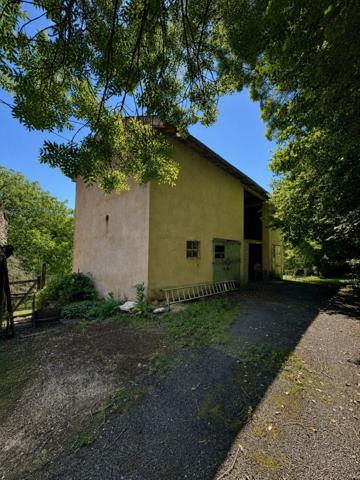 Maison avec 2 ha de terrain, et dépendances