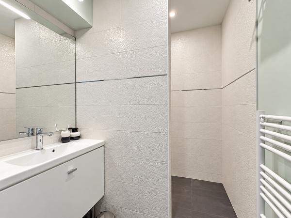 VANNES – QUARTIER GARE – T5 DE 154 M² EN DERNIER ÉTAGE – SUITE PARENTALE ET PARKING – RÉNOVÉ PAR ARCHITECTE