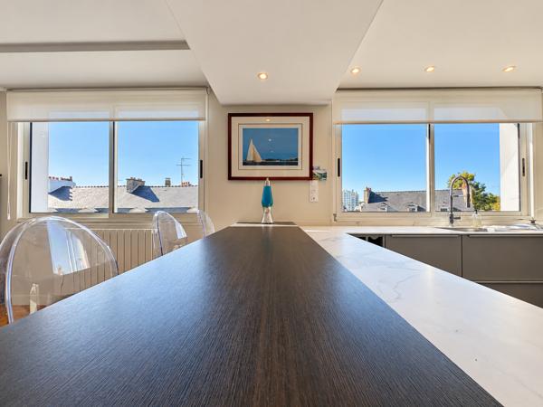 VANNES – QUARTIER GARE – T5 DE 154 M² EN DERNIER ÉTAGE – SUITE PARENTALE ET PARKING – RÉNOVÉ PAR ARCHITECTE