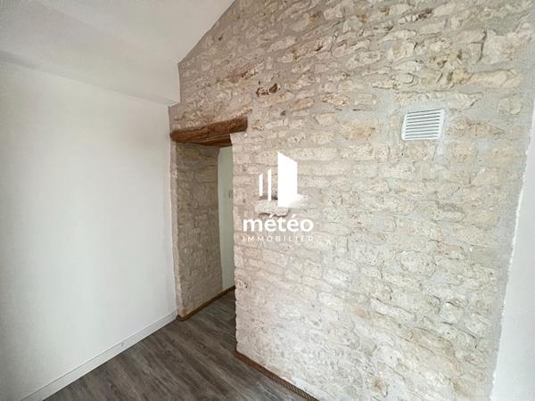 Maison en pierre rénovée, 4 chambres à Ste Gemme La Plaine