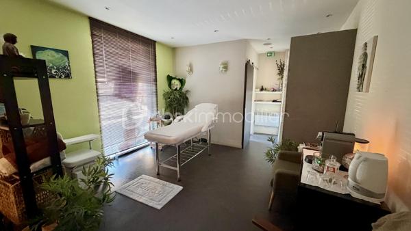 Situé au cœur du village de Garancières, découvrez ce local professionnel de 60 m² bénéficiant d’un aménagement complet et de nombreux équipements pour une activité de soins et de bien-être.

Il se compose d’un espace d’accueil, d’une première salle de soins avec douche, d’une seconde grande salle de soins disposant de douches et de lavabos, un WC indépendant, ainsi que d’un espace dédié à la détente équipé d’un sauna et d’un hammam.

Le bail est vendu en laissant le local entièrement équipé, avec tout le matériel en place. Deux places de stationnement viennent également compléter ce bien.

L’activité actuellement exercée a réalisé un chiffre d’affaires de 28 000 € en 2025, avec une exploitation à mi-temps.

Le bail prévoit un usage de commerce, de bureau ou de locaux administratifs. Une opportunité pour un professionnel souhaitant reprendre un local déjà aménagé.

Conditions financières : loyer mensuel de 500 € et charges mensuelles de 237 €, soit un total de 737 € par mois.

Pour plus d’informations ou organiser une visite, contactez-moi !