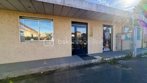 Situé au cœur du village de Garancières, découvrez ce local professionnel de 60 m² bénéficiant d’un aménagement complet et de nombreux équipements pour une activité de soins et de bien-être.

Il se compose d’un espace d’accueil, d’une première salle de soins avec douche, d’une seconde grande salle de soins disposant de douches et de lavabos, un WC indépendant, ainsi que d’un espace dédié à la détente équipé d’un sauna et d’un hammam.

Le bail est vendu en laissant le local entièrement équipé, avec tout le matériel en place. Deux places de stationnement viennent également compléter ce bien.

L’activité actuellement exercée a réalisé un chiffre d’affaires de 28 000 € en 2025, avec une exploitation à mi-temps.

Le bail prévoit un usage de commerce, de bureau ou de locaux administratifs. Une opportunité pour un professionnel souhaitant reprendre un local déjà aménagé.

Conditions financières : loyer mensuel de 500 € et charges mensuelles de 237 €, soit un total de 737 € par mois.

Pour plus d’informations ou organiser une visite, contactez-moi !