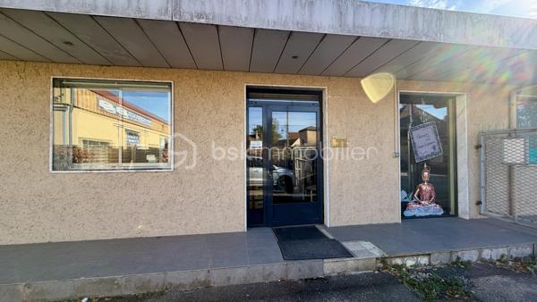Situé au cœur du village de Garancières, découvrez ce local professionnel de 60 m² bénéficiant d’un aménagement complet et de nombreux équipements pour une activité de soins et de bien-être.

Il se compose d’un espace d’accueil, d’une première salle de soins avec douche, d’une seconde grande salle de soins disposant de douches et de lavabos, un WC indépendant, ainsi que d’un espace dédié à la détente équipé d’un sauna et d’un hammam.

Le bail est vendu en laissant le local entièrement équipé, avec tout le matériel en place. Deux places de stationnement viennent également compléter ce bien.

L’activité actuellement exercée a réalisé un chiffre d’affaires de 28 000 € en 2025, avec une exploitation à mi-temps.

Le bail prévoit un usage de commerce, de bureau ou de locaux administratifs. Une opportunité pour un professionnel souhaitant reprendre un local déjà aménagé.

Conditions financières : loyer mensuel de 500 € et charges mensuelles de 237 €, soit un total de 737 € par mois.

Pour plus d’informations ou organiser une visite, contactez-moi !