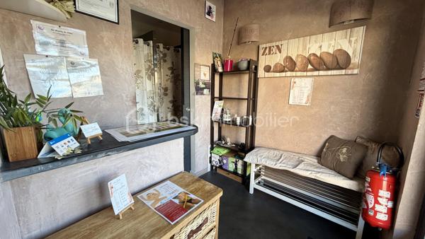 Situé au cœur du village de Garancières, découvrez ce local professionnel de 60 m² bénéficiant d’un aménagement complet et de nombreux équipements pour une activité de soins et de bien-être.

Il se compose d’un espace d’accueil, d’une première salle de soins avec douche, d’une seconde grande salle de soins disposant de douches et de lavabos, un WC indépendant, ainsi que d’un espace dédié à la détente équipé d’un sauna et d’un hammam.

Le bail est vendu en laissant le local entièrement équipé, avec tout le matériel en place. Deux places de stationnement viennent également compléter ce bien.

L’activité actuellement exercée a réalisé un chiffre d’affaires de 28 000 € en 2025, avec une exploitation à mi-temps.

Le bail prévoit un usage de commerce, de bureau ou de locaux administratifs. Une opportunité pour un professionnel souhaitant reprendre un local déjà aménagé.

Conditions financières : loyer mensuel de 500 € et charges mensuelles de 237 €, soit un total de 737 € par mois.

Pour plus d’informations ou organiser une visite, contactez-moi !