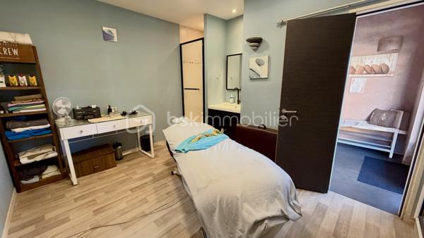 Situé au cœur du village de Garancières, découvrez ce local professionnel de 60 m² bénéficiant d’un aménagement complet et de nombreux équipements pour une activité de soins et de bien-être.

Il se compose d’un espace d’accueil, d’une première salle de soins avec douche, d’une seconde grande salle de soins disposant de douches et de lavabos, un WC indépendant, ainsi que d’un espace dédié à la détente équipé d’un sauna et d’un hammam.

Le bail est vendu en laissant le local entièrement équipé, avec tout le matériel en place. Deux places de stationnement viennent également compléter ce bien.

L’activité actuellement exercée a réalisé un chiffre d’affaires de 28 000 € en 2025, avec une exploitation à mi-temps.

Le bail prévoit un usage de commerce, de bureau ou de locaux administratifs. Une opportunité pour un professionnel souhaitant reprendre un local déjà aménagé.

Conditions financières : loyer mensuel de 500 € et charges mensuelles de 237 €, soit un total de 737 € par mois.

Pour plus d’informations ou organiser une visite, contactez-moi !
