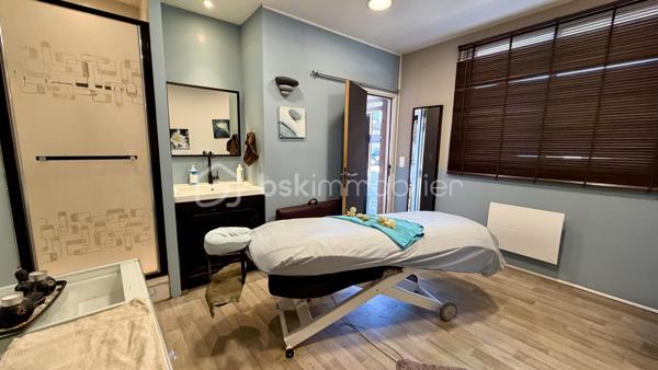 Situé au cœur du village de Garancières, découvrez ce local professionnel de 60 m² bénéficiant d’un aménagement complet et de nombreux équipements pour une activité de soins et de bien-être.

Il se compose d’un espace d’accueil, d’une première salle de soins avec douche, d’une seconde grande salle de soins disposant de douches et de lavabos, un WC indépendant, ainsi que d’un espace dédié à la détente équipé d’un sauna et d’un hammam.

Le bail est vendu en laissant le local entièrement équipé, avec tout le matériel en place. Deux places de stationnement viennent également compléter ce bien.

L’activité actuellement exercée a réalisé un chiffre d’affaires de 28 000 € en 2025, avec une exploitation à mi-temps.

Le bail prévoit un usage de commerce, de bureau ou de locaux administratifs. Une opportunité pour un professionnel souhaitant reprendre un local déjà aménagé.

Conditions financières : loyer mensuel de 500 € et charges mensuelles de 237 €, soit un total de 737 € par mois.

Pour plus d’informations ou organiser une visite, contactez-moi !
