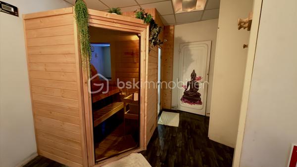 Situé au cœur du village de Garancières, découvrez ce local professionnel de 60 m² bénéficiant d’un aménagement complet et de nombreux équipements pour une activité de soins et de bien-être.

Il se compose d’un espace d’accueil, d’une première salle de soins avec douche, d’une seconde grande salle de soins disposant de douches et de lavabos, un WC indépendant, ainsi que d’un espace dédié à la détente équipé d’un sauna et d’un hammam.

Le bail est vendu en laissant le local entièrement équipé, avec tout le matériel en place. Deux places de stationnement viennent également compléter ce bien.

L’activité actuellement exercée a réalisé un chiffre d’affaires de 28 000 € en 2025, avec une exploitation à mi-temps.

Le bail prévoit un usage de commerce, de bureau ou de locaux administratifs. Une opportunité pour un professionnel souhaitant reprendre un local déjà aménagé.

Conditions financières : loyer mensuel de 500 € et charges mensuelles de 237 €, soit un total de 737 € par mois.

Pour plus d’informations ou organiser une visite, contactez-moi !