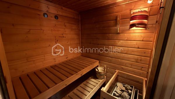 Situé au cœur du village de Garancières, découvrez ce local professionnel de 60 m² bénéficiant d’un aménagement complet et de nombreux équipements pour une activité de soins et de bien-être.

Il se compose d’un espace d’accueil, d’une première salle de soins avec douche, d’une seconde grande salle de soins disposant de douches et de lavabos, un WC indépendant, ainsi que d’un espace dédié à la détente équipé d’un sauna et d’un hammam.

Le bail est vendu en laissant le local entièrement équipé, avec tout le matériel en place. Deux places de stationnement viennent également compléter ce bien.

L’activité actuellement exercée a réalisé un chiffre d’affaires de 28 000 € en 2025, avec une exploitation à mi-temps.

Le bail prévoit un usage de commerce, de bureau ou de locaux administratifs. Une opportunité pour un professionnel souhaitant reprendre un local déjà aménagé.

Conditions financières : loyer mensuel de 500 € et charges mensuelles de 237 €, soit un total de 737 € par mois.

Pour plus d’informations ou organiser une visite, contactez-moi !