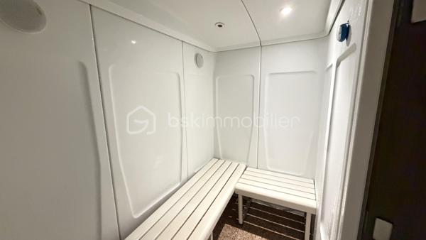 Situé au cœur du village de Garancières, découvrez ce local professionnel de 60 m² bénéficiant d’un aménagement complet et de nombreux équipements pour une activité de soins et de bien-être.

Il se compose d’un espace d’accueil, d’une première salle de soins avec douche, d’une seconde grande salle de soins disposant de douches et de lavabos, un WC indépendant, ainsi que d’un espace dédié à la détente équipé d’un sauna et d’un hammam.

Le bail est vendu en laissant le local entièrement équipé, avec tout le matériel en place. Deux places de stationnement viennent également compléter ce bien.

L’activité actuellement exercée a réalisé un chiffre d’affaires de 28 000 € en 2025, avec une exploitation à mi-temps.

Le bail prévoit un usage de commerce, de bureau ou de locaux administratifs. Une opportunité pour un professionnel souhaitant reprendre un local déjà aménagé.

Conditions financières : loyer mensuel de 500 € et charges mensuelles de 237 €, soit un total de 737 € par mois.

Pour plus d’informations ou organiser une visite, contactez-moi !