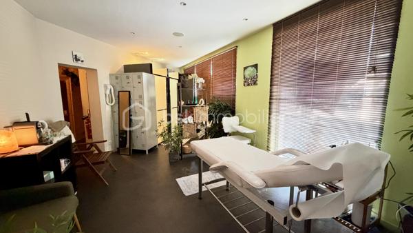 Situé au cœur du village de Garancières, découvrez ce local professionnel de 60 m² bénéficiant d’un aménagement complet et de nombreux équipements pour une activité de soins et de bien-être.

Il se compose d’un espace d’accueil, d’une première salle de soins avec douche, d’une seconde grande salle de soins disposant de douches et de lavabos, un WC indépendant, ainsi que d’un espace dédié à la détente équipé d’un sauna et d’un hammam.

Le bail est vendu en laissant le local entièrement équipé, avec tout le matériel en place. Deux places de stationnement viennent également compléter ce bien.

L’activité actuellement exercée a réalisé un chiffre d’affaires de 28 000 € en 2025, avec une exploitation à mi-temps.

Le bail prévoit un usage de commerce, de bureau ou de locaux administratifs. Une opportunité pour un professionnel souhaitant reprendre un local déjà aménagé.

Conditions financières : loyer mensuel de 500 € et charges mensuelles de 237 €, soit un total de 737 € par mois.

Pour plus d’informations ou organiser une visite, contactez-moi !