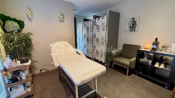 Situé au cœur du village de Garancières, découvrez ce local professionnel de 60 m² bénéficiant d’un aménagement complet et de nombreux équipements pour une activité de soins et de bien-être.

Il se compose d’un espace d’accueil, d’une première salle de soins avec douche, d’une seconde grande salle de soins disposant de douches et de lavabos, un WC indépendant, ainsi que d’un espace dédié à la détente équipé d’un sauna et d’un hammam.

Le bail est vendu en laissant le local entièrement équipé, avec tout le matériel en place. Deux places de stationnement viennent également compléter ce bien.

L’activité actuellement exercée a réalisé un chiffre d’affaires de 28 000 € en 2025, avec une exploitation à mi-temps.

Le bail prévoit un usage de commerce, de bureau ou de locaux administratifs. Une opportunité pour un professionnel souhaitant reprendre un local déjà aménagé.

Conditions financières : loyer mensuel de 500 € et charges mensuelles de 237 €, soit un total de 737 € par mois.

Pour plus d’informations ou organiser une visite, contactez-moi !