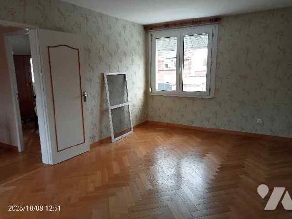 Maison de Lotissement (1950) de 5 pièces-114 m2 + garage-atelier et jardin clos.