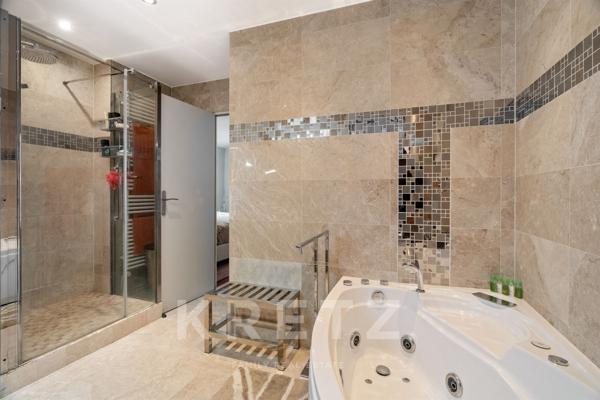 Appartement traversant rénové dans un environnement privilégié – Paris 16ᵉ