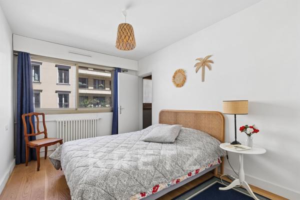 Appartement lumineux entièrement rénové à quelques pas des commerces, des transports et du bois