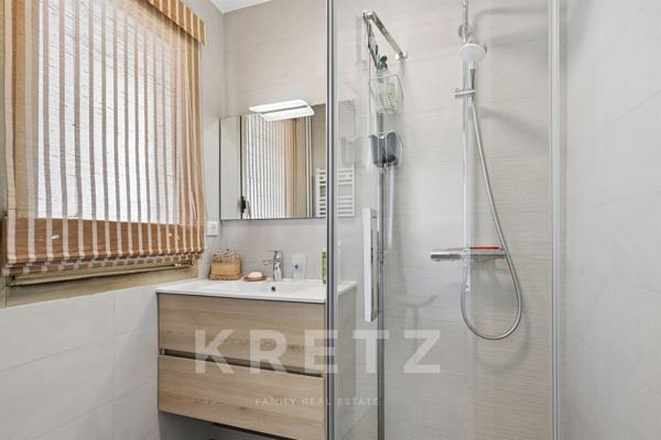 Appartement lumineux entièrement rénové à quelques pas des commerces, des transports et du bois