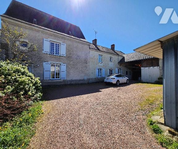 Sur Saint Cyr en Bourg, grande maison en tuffeau,230m² à rénover, sur un terrain de 2 600m².