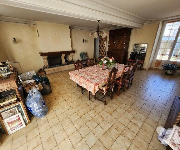 Sur Saint Cyr en Bourg, grande maison en tuffeau,230m² à rénover, sur un terrain de 2 600m².