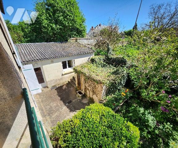 Sur Saint Cyr en Bourg, grande maison en tuffeau,230m² à rénover, sur un terrain de 2 600m².