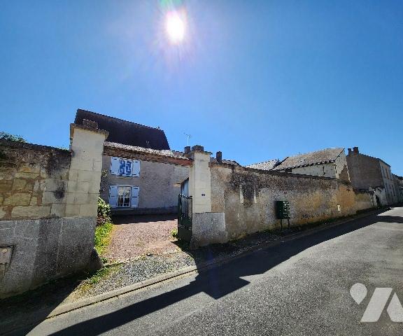 Sur Saint Cyr en Bourg, grande maison en tuffeau,230m² à rénover, sur un terrain de 2 600m².