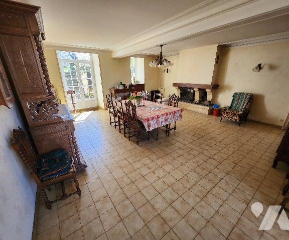 Sur Saint Cyr en Bourg, grande maison en tuffeau,230m² à rénover, sur un terrain de 2 600m².