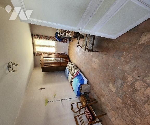 Sur Saint Cyr en Bourg, grande maison en tuffeau,230m² à rénover, sur un terrain de 2 600m².