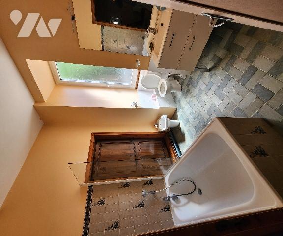 Sur Saint Cyr en Bourg, grande maison en tuffeau,230m² à rénover, sur un terrain de 2 600m².