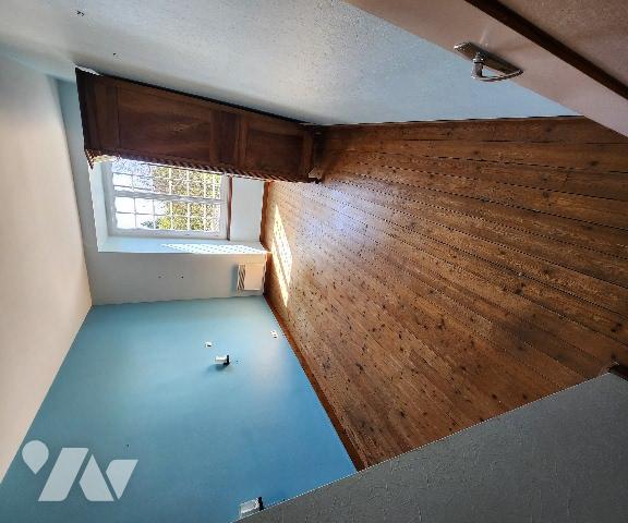 Sur Saint Cyr en Bourg, grande maison en tuffeau,230m² à rénover, sur un terrain de 2 600m².