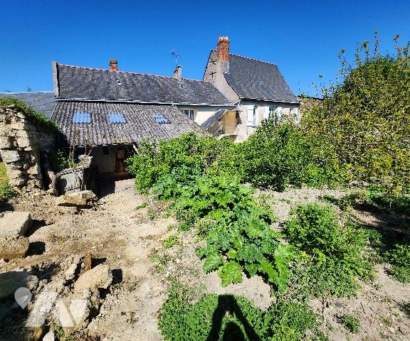 Sur Saint Cyr en Bourg, grande maison en tuffeau,230m² à rénover, sur un terrain de 2 600m².