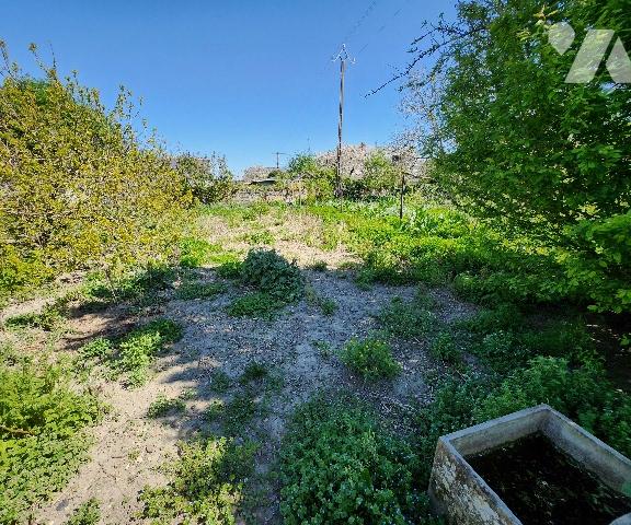 Sur Saint Cyr en Bourg, grande maison en tuffeau,230m² à rénover, sur un terrain de 2 600m².