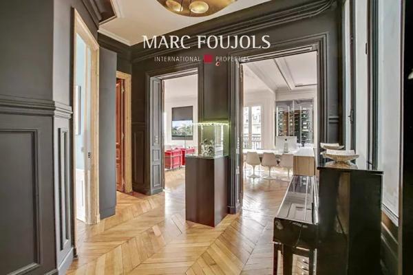Paris 16/8 Pont de l’Alma : appartement avec vue dégagée et balcon filant