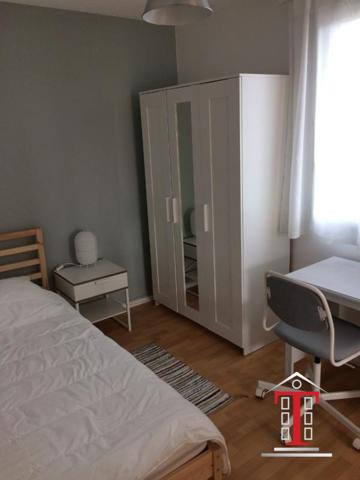 Chambre meublée en colocation