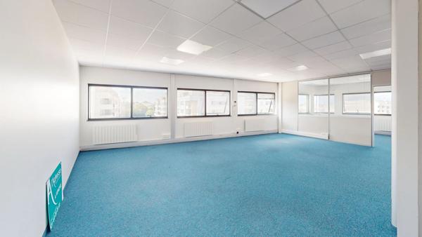 Local commercial CHILLY-MAZARIN 151 m²