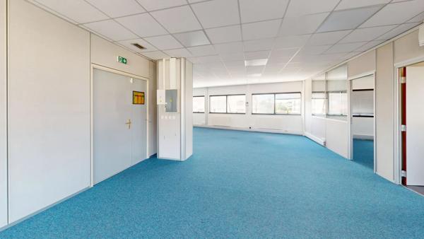 Local commercial CHILLY-MAZARIN 151 m²