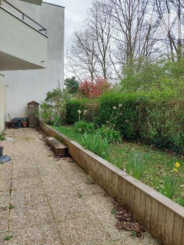 A VENDRE - RENNES (35) - T4  + terrasse/jardin  + parking.
Dans une résidence de 1989, ce T4 a...