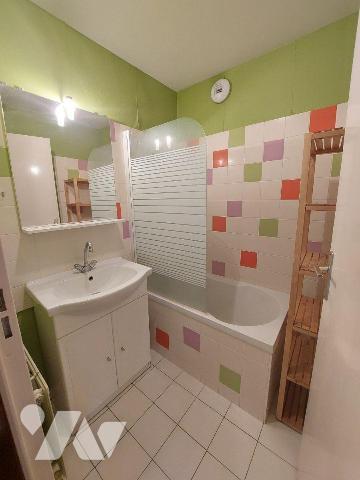 A VENDRE - RENNES (35) - T4  + terrasse/jardin  + parking.
Dans une résidence de 1989, ce T4 a...