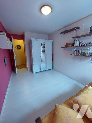 A VENDRE - RENNES (35) - T4  + terrasse/jardin  + parking.
Dans une résidence de 1989, ce T4 a...