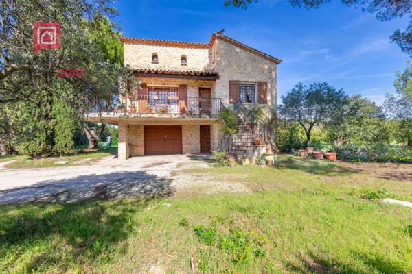 À vendre , Maison traditionnelle de  184 m² avec grand terrain arboré . Campagne de Carpentras