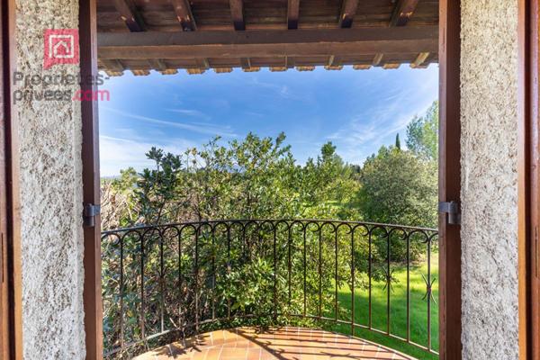 À vendre , Maison traditionnelle de  184 m² avec grand terrain arboré . Campagne de Carpentras