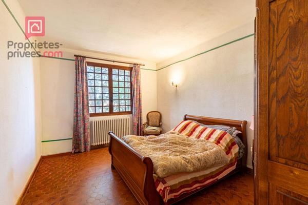 À vendre , Maison traditionnelle de  184 m² avec grand terrain arboré . Campagne de Carpentras