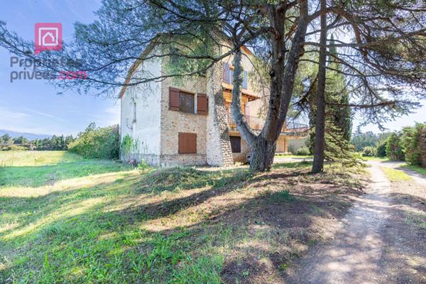 À vendre , Maison traditionnelle de  184 m² avec grand terrain arboré . Campagne de Carpentras