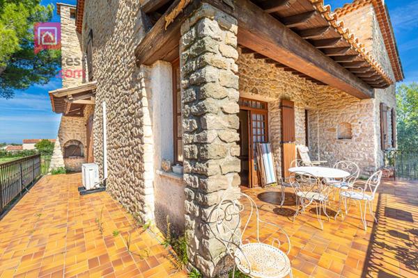 À vendre , Maison traditionnelle de  184 m² avec grand terrain arboré . Campagne de Carpentras